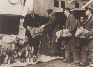 Главный почтмейстер помогает складывать почту